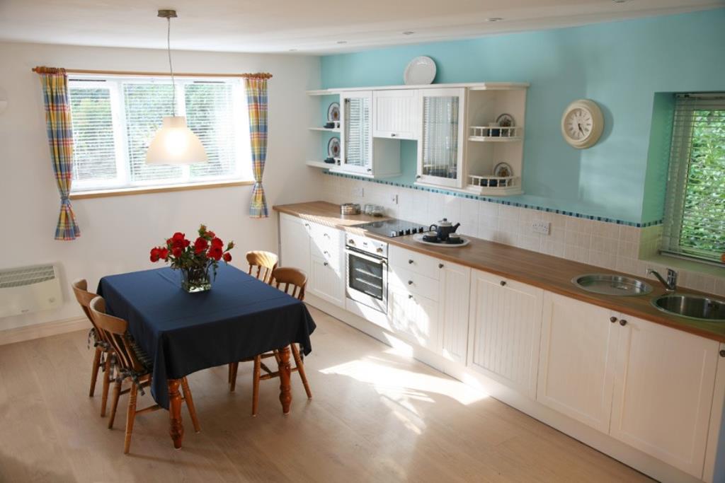 Lot: 40 - STUNNING CONTEMPORARY HOUSE AND DETACHED BOATHOUSE ON A PLOT OF AROUND TWO ACRES FEATURING AWARD-WINNING GARDENS - The Kitchen in the Boathouse